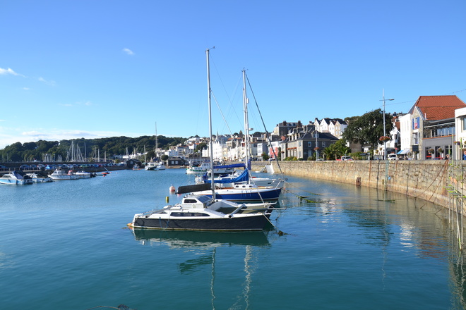 petit port de guernesey en randonnée